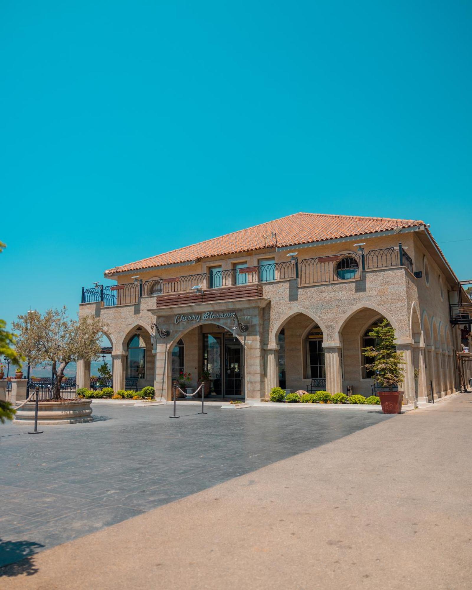 Cherry Blossom Boutique Hotel Bḩamdūn Екстериор снимка