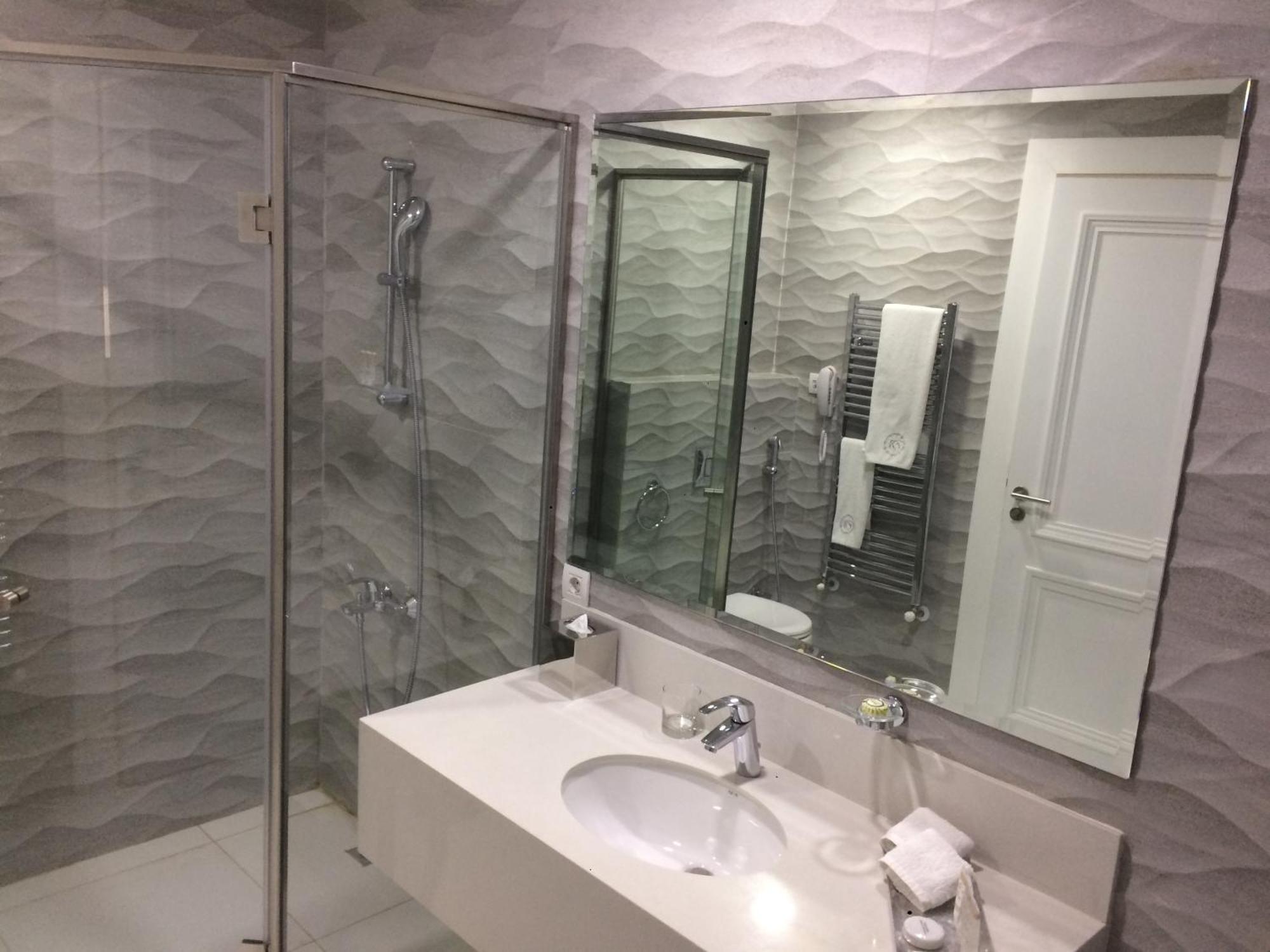 Cherry Blossom Boutique Hotel Bḩamdūn Екстериор снимка
