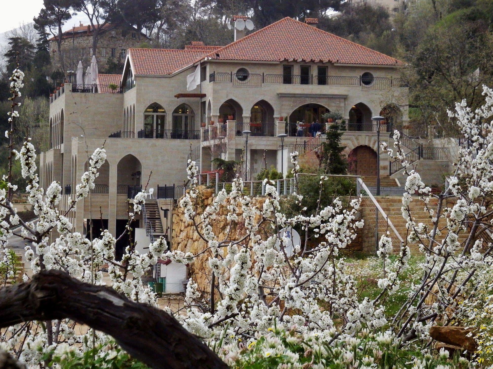 Cherry Blossom Boutique Hotel Bḩamdūn Екстериор снимка
