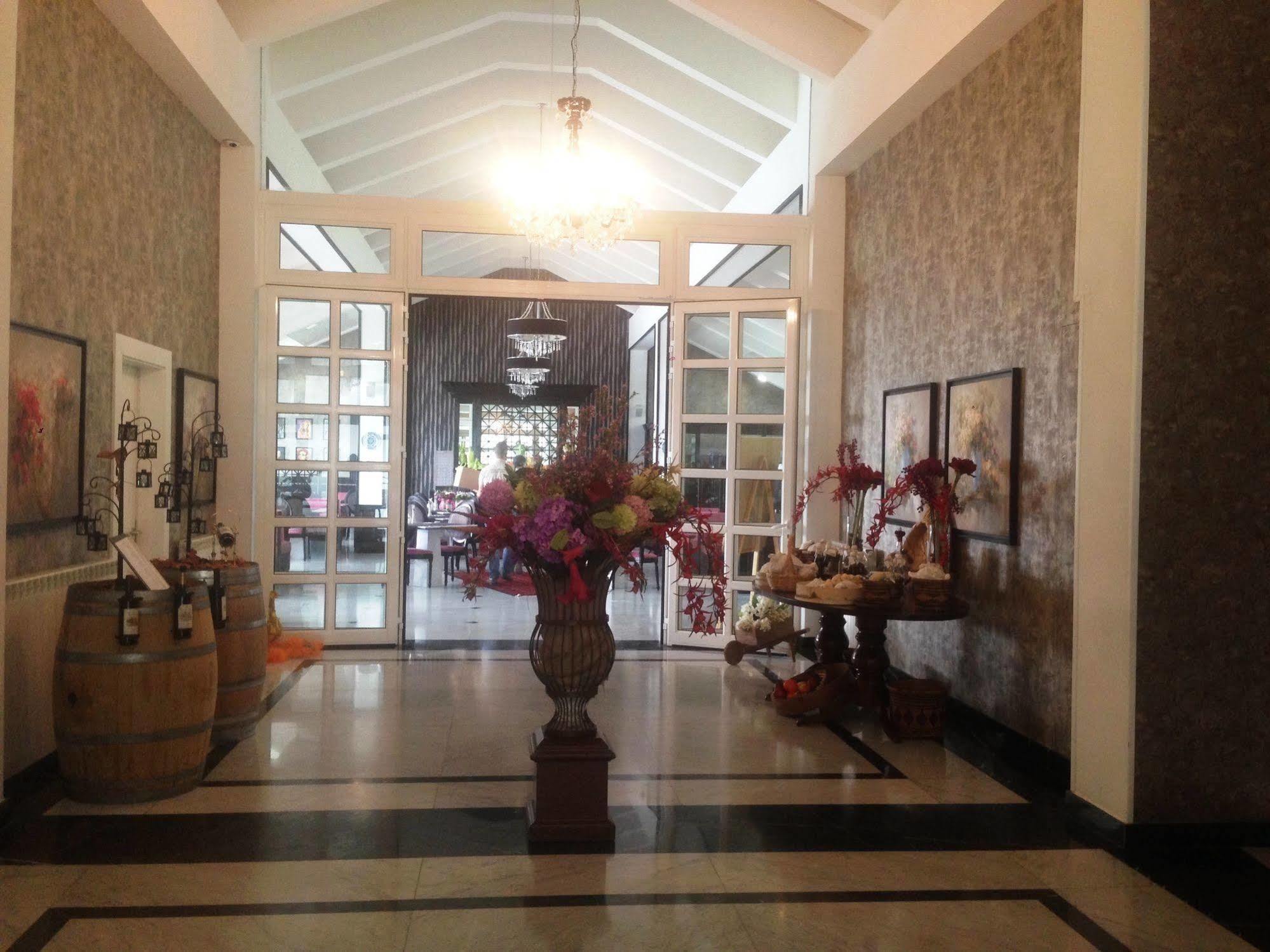 Cherry Blossom Boutique Hotel Bḩamdūn Екстериор снимка