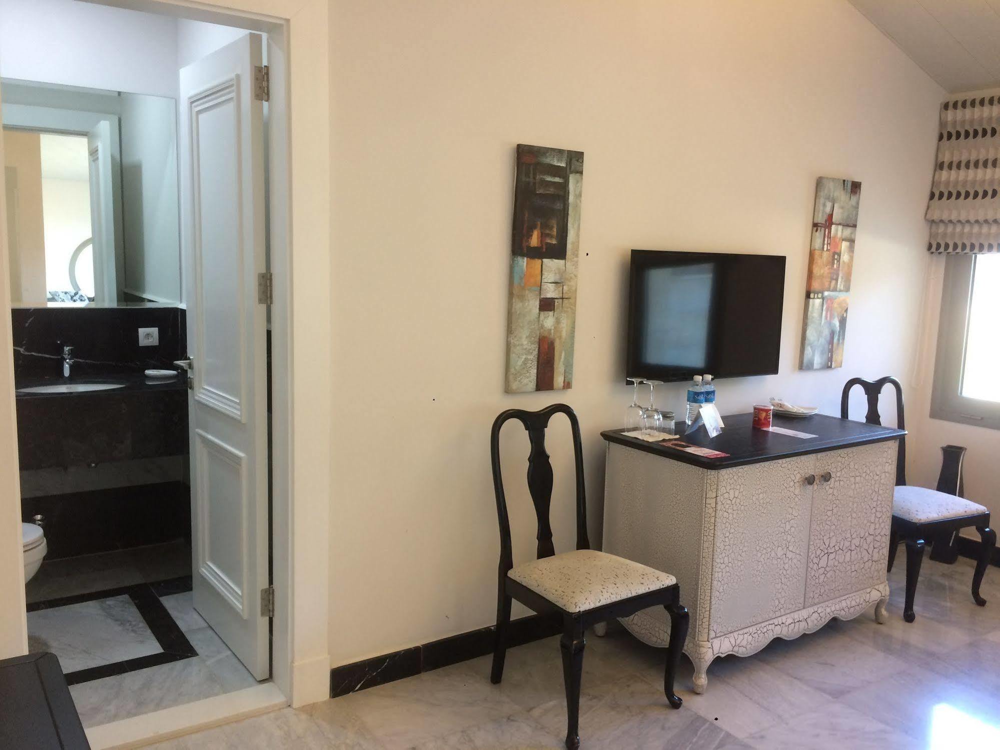 Cherry Blossom Boutique Hotel Bḩamdūn Екстериор снимка