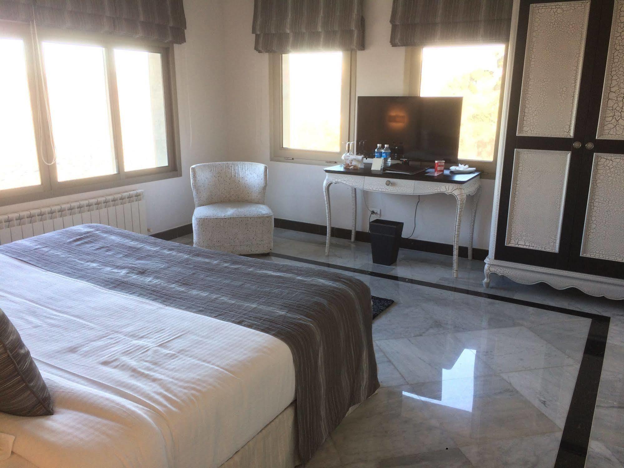 Cherry Blossom Boutique Hotel Bḩamdūn Екстериор снимка