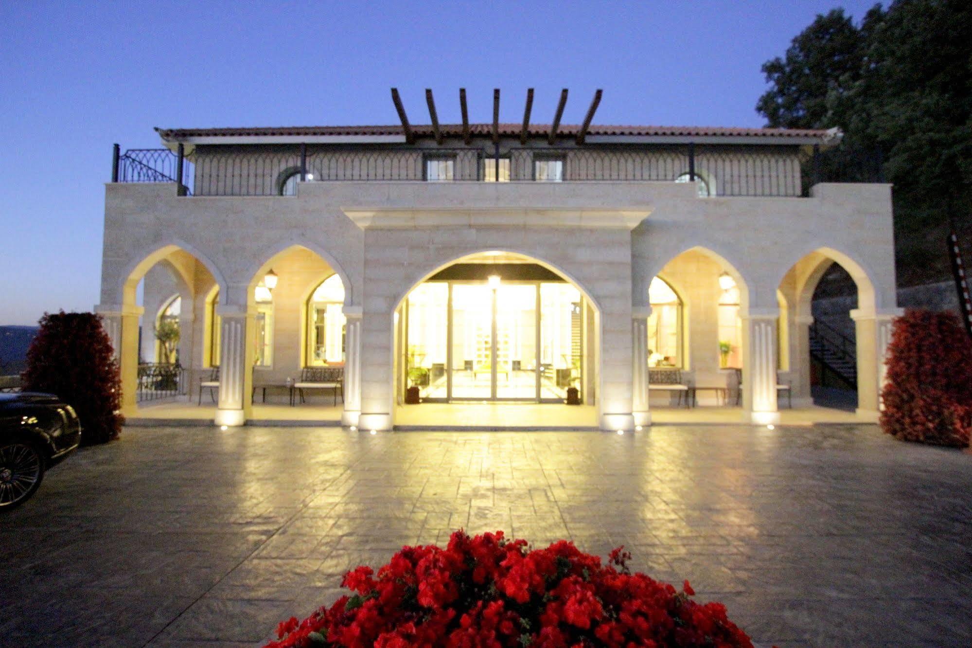 Cherry Blossom Boutique Hotel Bḩamdūn Екстериор снимка